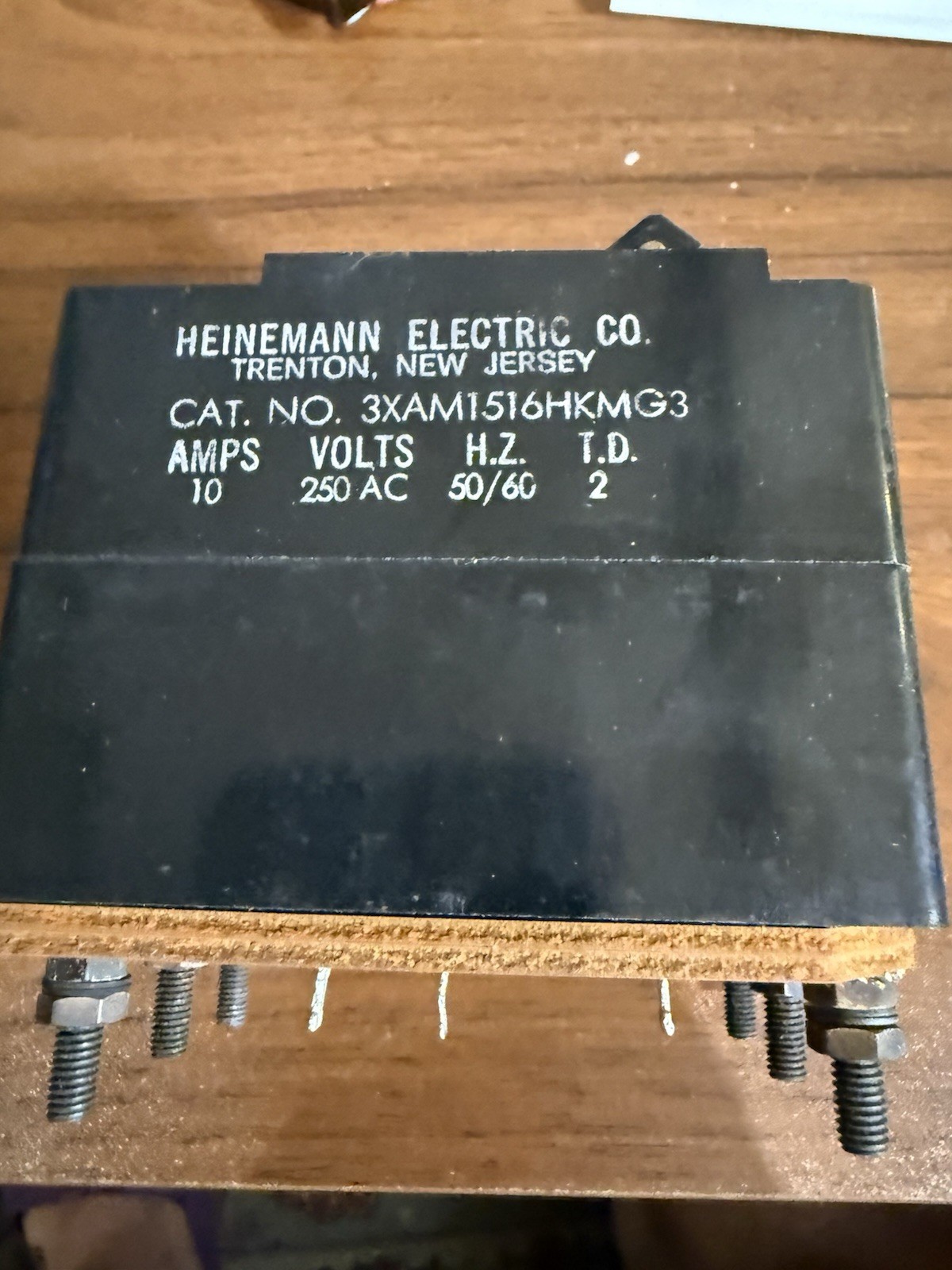 heinemann circuit breaker 3XAM1516HKMG3 3POLE 10AMP 250VAC