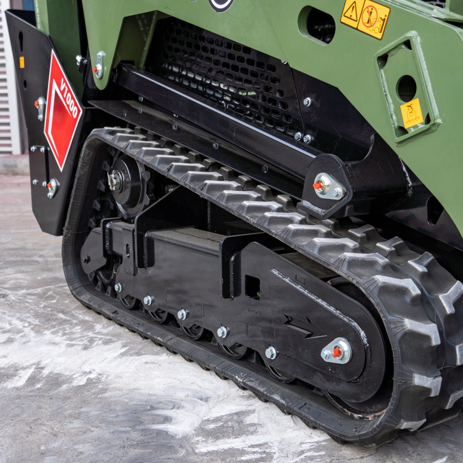 TYPHON STOMP V1000 1.5Ton Skid Steer Loader Kubota D1105 w Grapple and Bucket