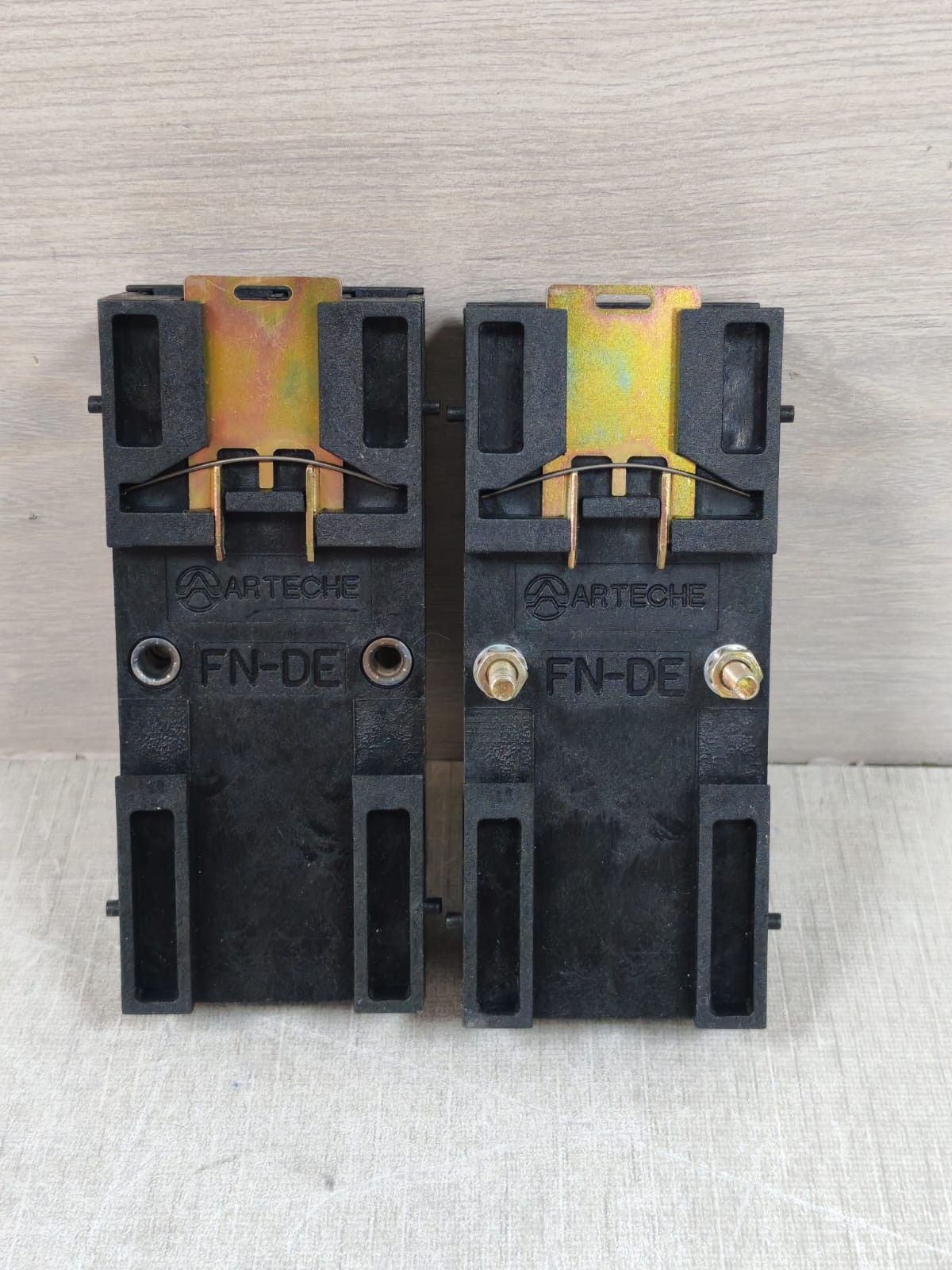 LOT 2PCS SIEMENS 7XP9013-0 SURFACE MOUNTING SOCKET