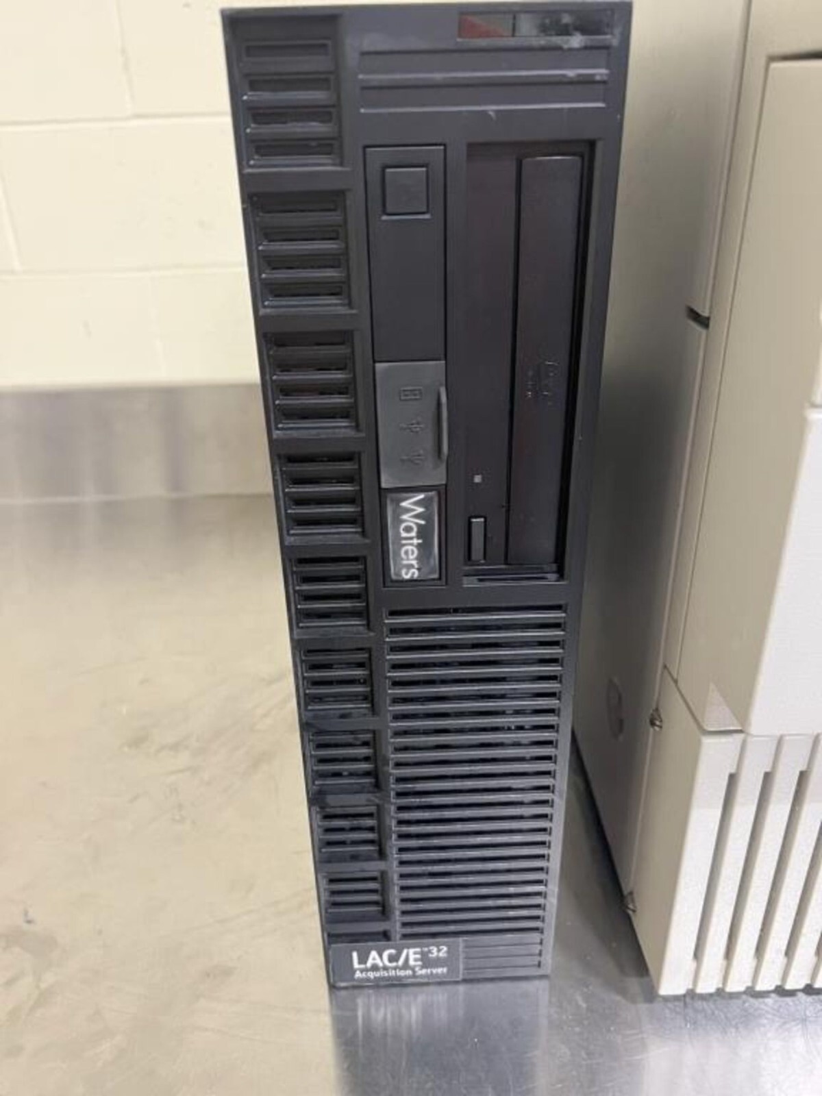 Waters 2695 HPLC includes Waters 2475 Fluorescence Detector with Server