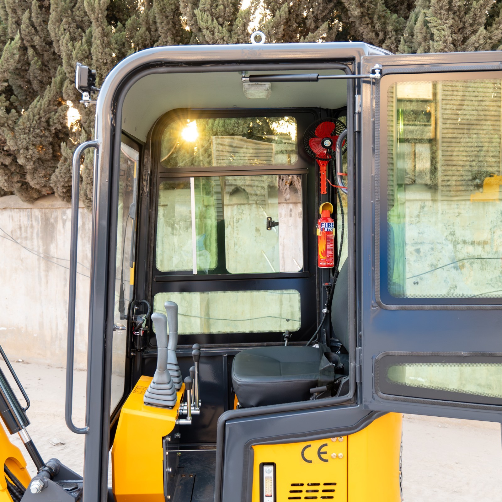 1.4Ton Mini Excavator With Enclosed Cab B&S Engine Swing Boom 4 Attachments Kit