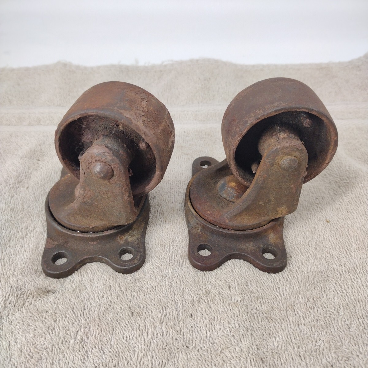 Vintage Currie Mfg Co 2 1/2″ Cast Iron Casters