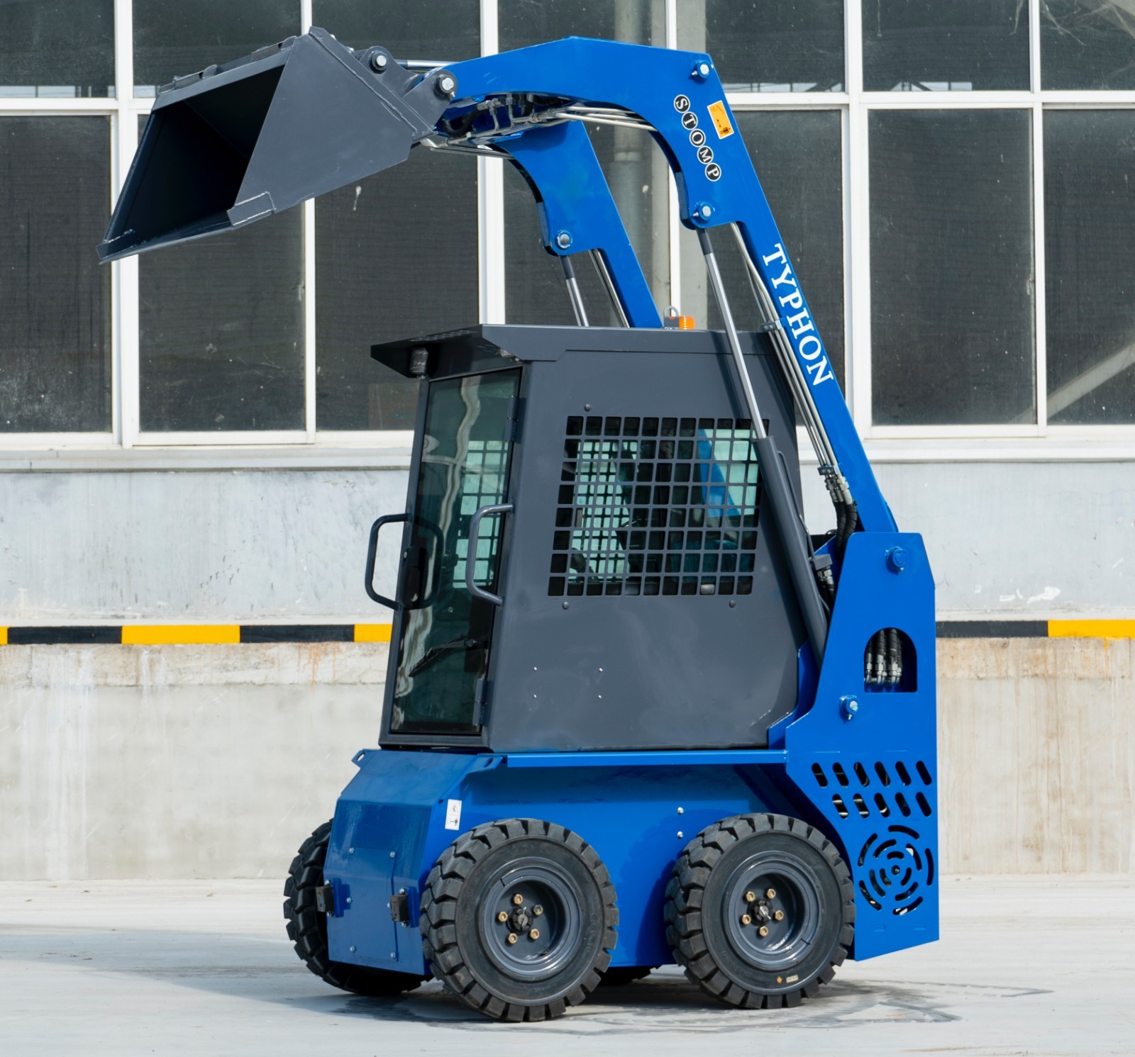 USA Stocks TYPHON STOMP 509 25HP Kubota D1105 1.4 Ton EPA Skid Steer Loader
