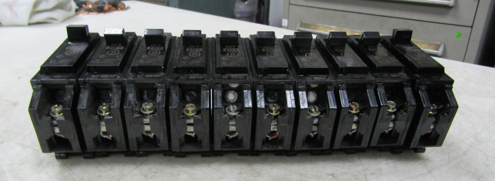 🙌10) GE 20 AMP BOLT ON CIRCUIT BREAKER 1 POLE 120/240 VAC THQB1120 LOT OF 10