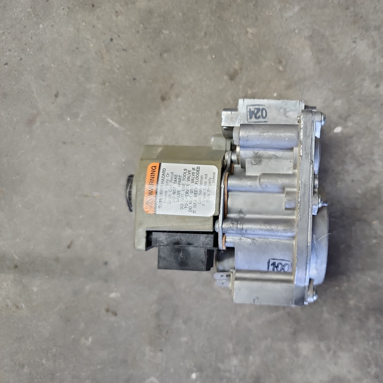Honeywell VR8205H 8016 VR8205H8016 Rheem Ruud 60-22866-01 Gas Valve