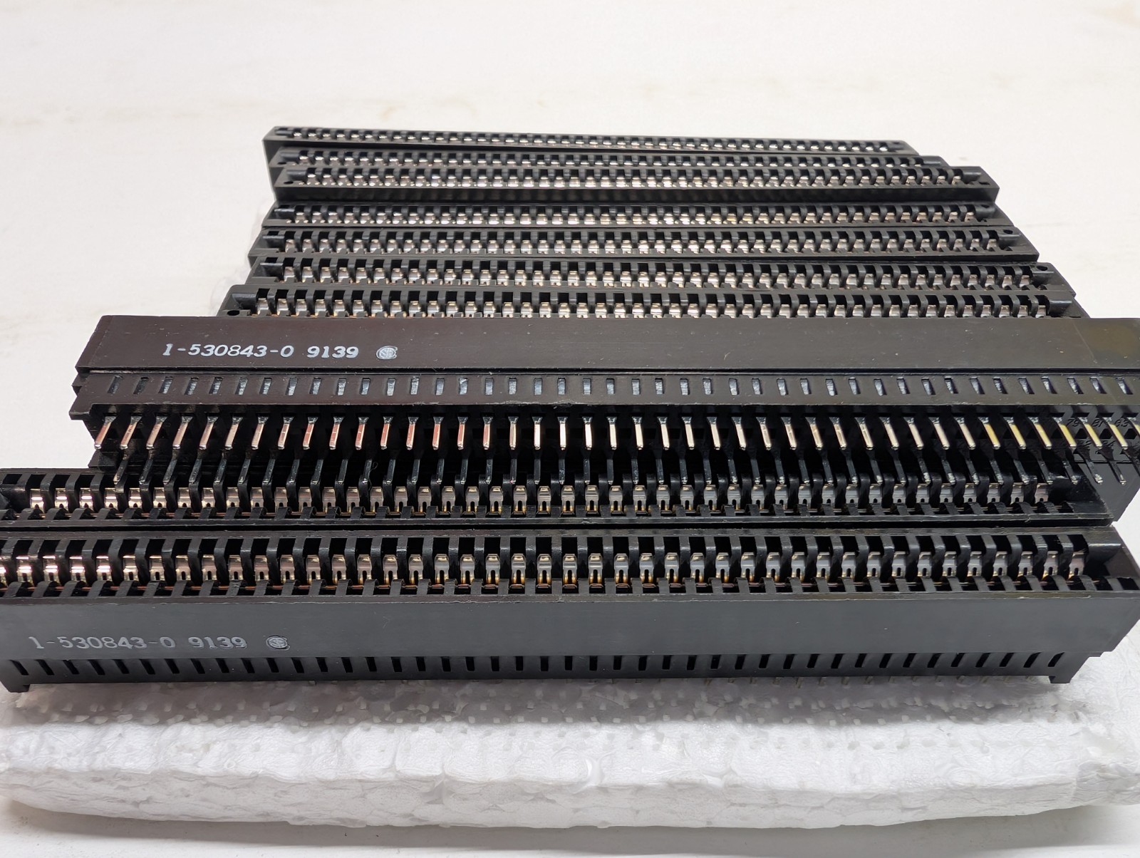 13x TE Connectivity / AMP 1-530843-0 Standard Edge II Card Edge Gold Connector