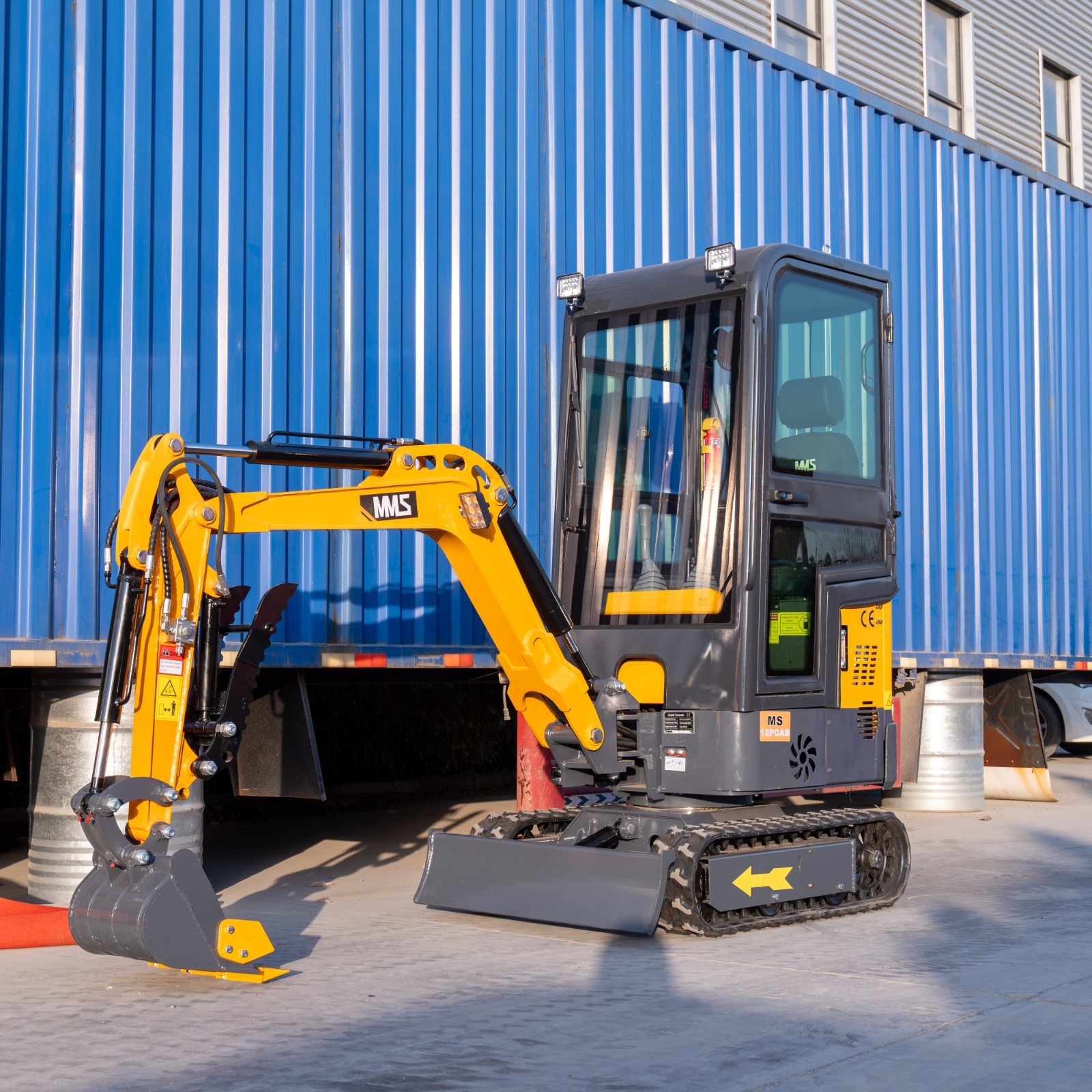 1.4Ton Mini Excavator With Enclosed Cab B&S Engine Swing Boom 4 Attachments Kit