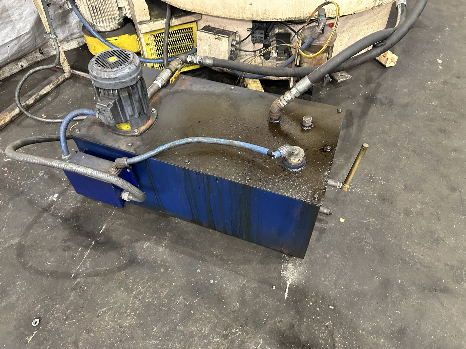 24 CUBIC FT GIANT GB-24DHW VIBRATORY COB DRYER: STOCK #77690