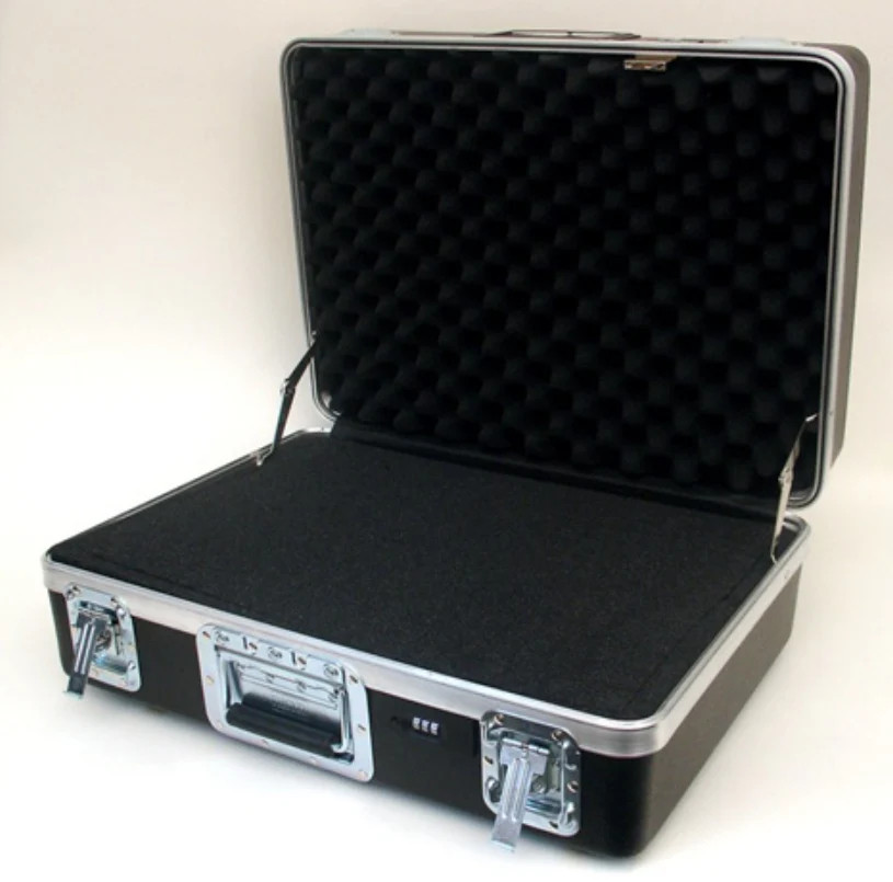221609A – PLATT LUGGAGE – HEAVY-DUTY ATA CASE WITH RECESSED HARDWARE – Interior