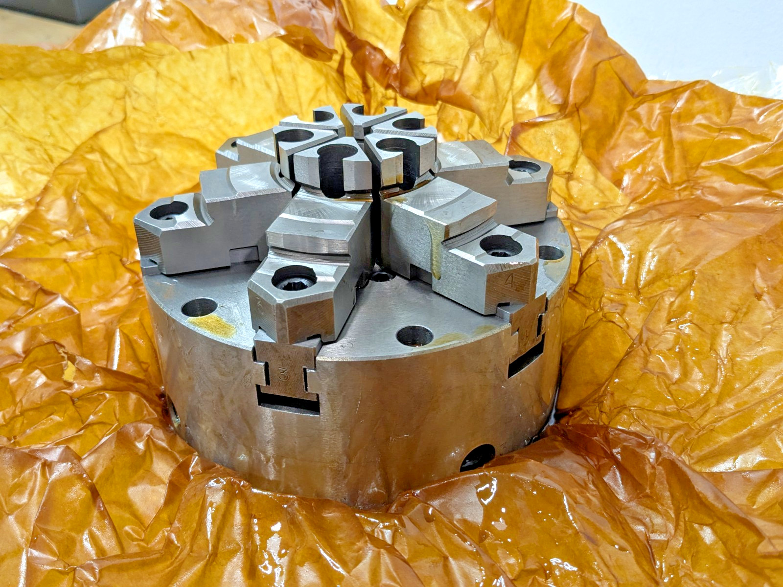 Interstate Manual Lathe Chuck 6-19/64″ 6 Jaws Self-Centering Plain Back 08600355