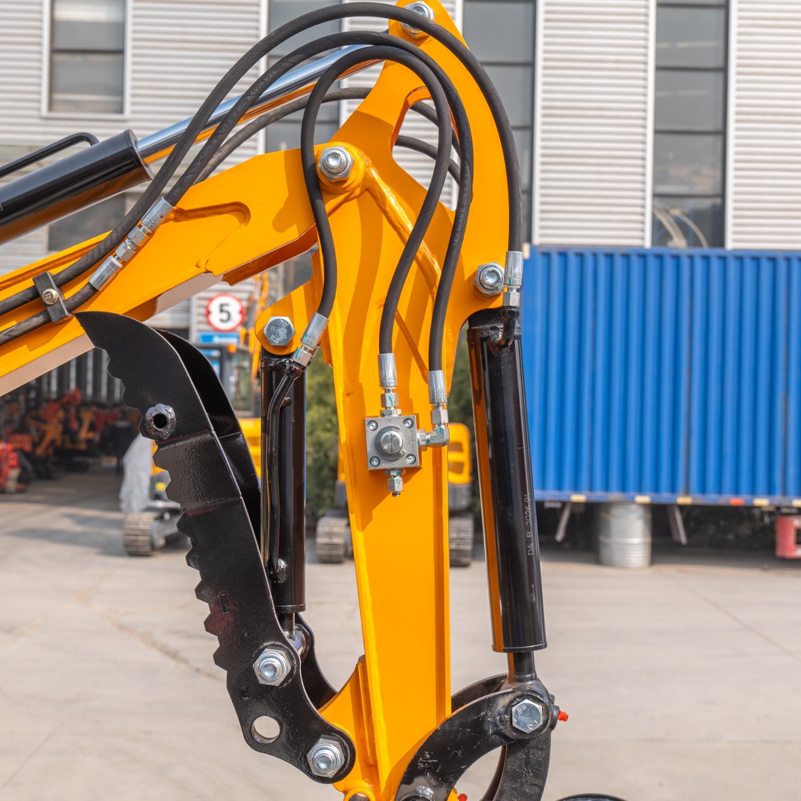 FREE SHIPPING 13.5HP Mini Excavator 1.5 Ton EPA Engine Hydraulic Thumb Digger