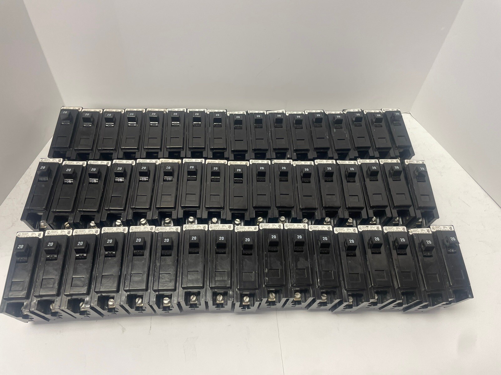 1-EATON/CUTLER HAMMER BAB1020/BA1020 1 POLE 20A BAB CIRCUIT BREAKER (USED)