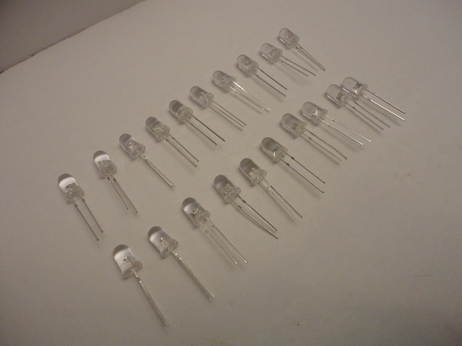 20Pcs Pack 5mm White LED Light Emitting Diodes Clear Color Bulb Focus Signal DIY