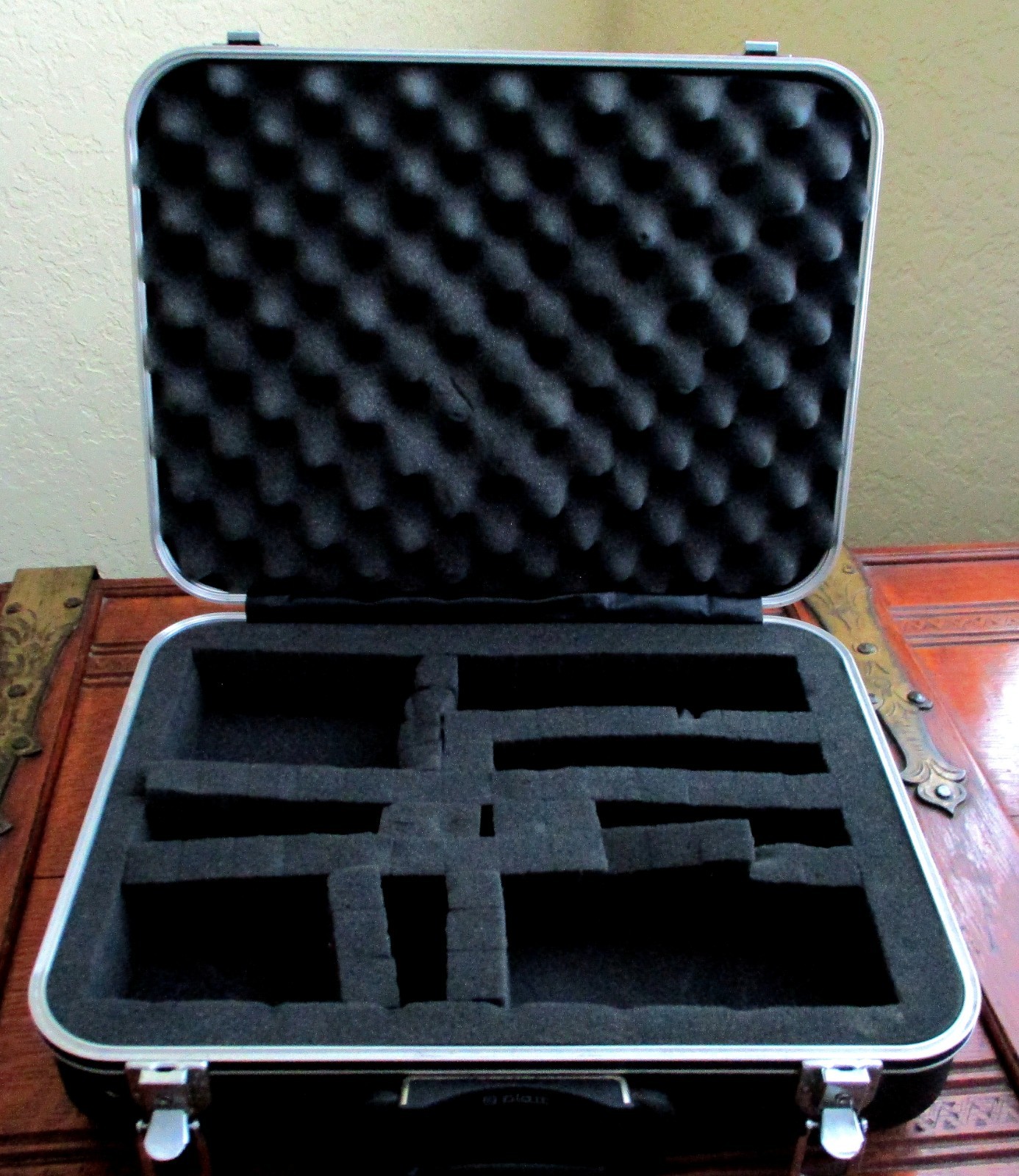 Platt 1416 Black Heavy-duty Case / Luggage with Foam Insert and Key