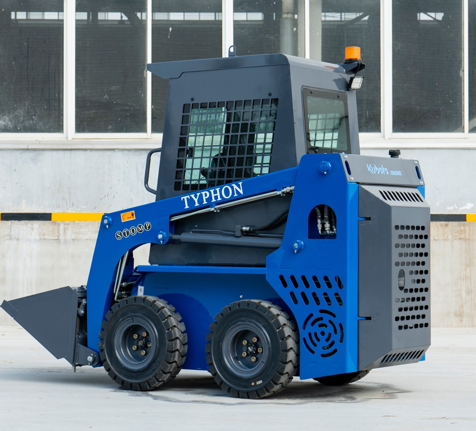 USA Stocks TYPHON STOMP 509 25HP Kubota D1105 1.4 Ton EPA Skid Steer Loader
