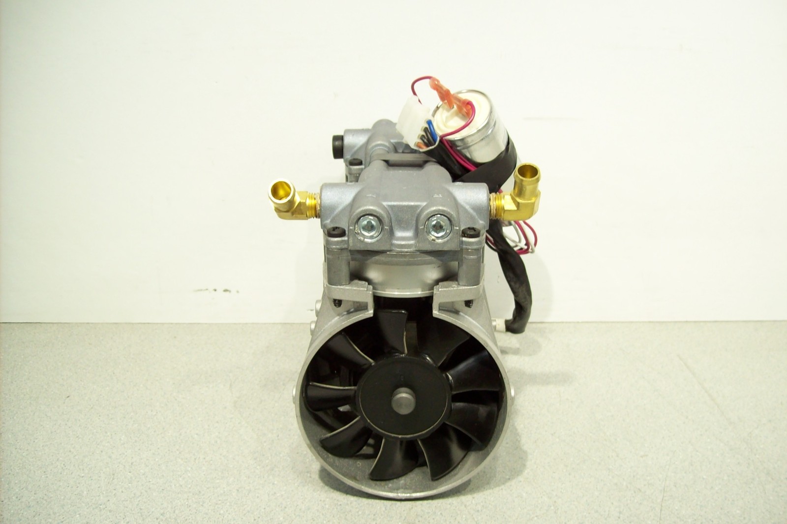 Rietschle Thomas 2505CE Oilless Air Vacuum Pump 20-27 In Hg 60-100 Psi