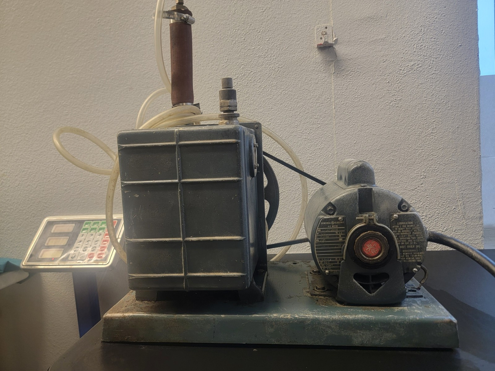 Welch 1402 DuoSeal Belt-Driven Rotary Vane Vacuum Pump 115/230V