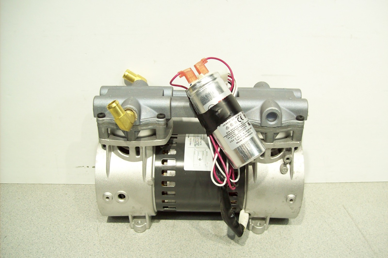 Rietschle Thomas 2505CE Oilless Air Vacuum Pump 20-27 In Hg 60-100 Psi