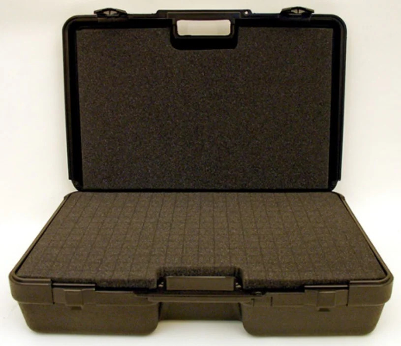 709 – PLATT LUGGAGE – BLOW MOLDED CASE – Exterior Dimensions (L x W x D): 23″ x