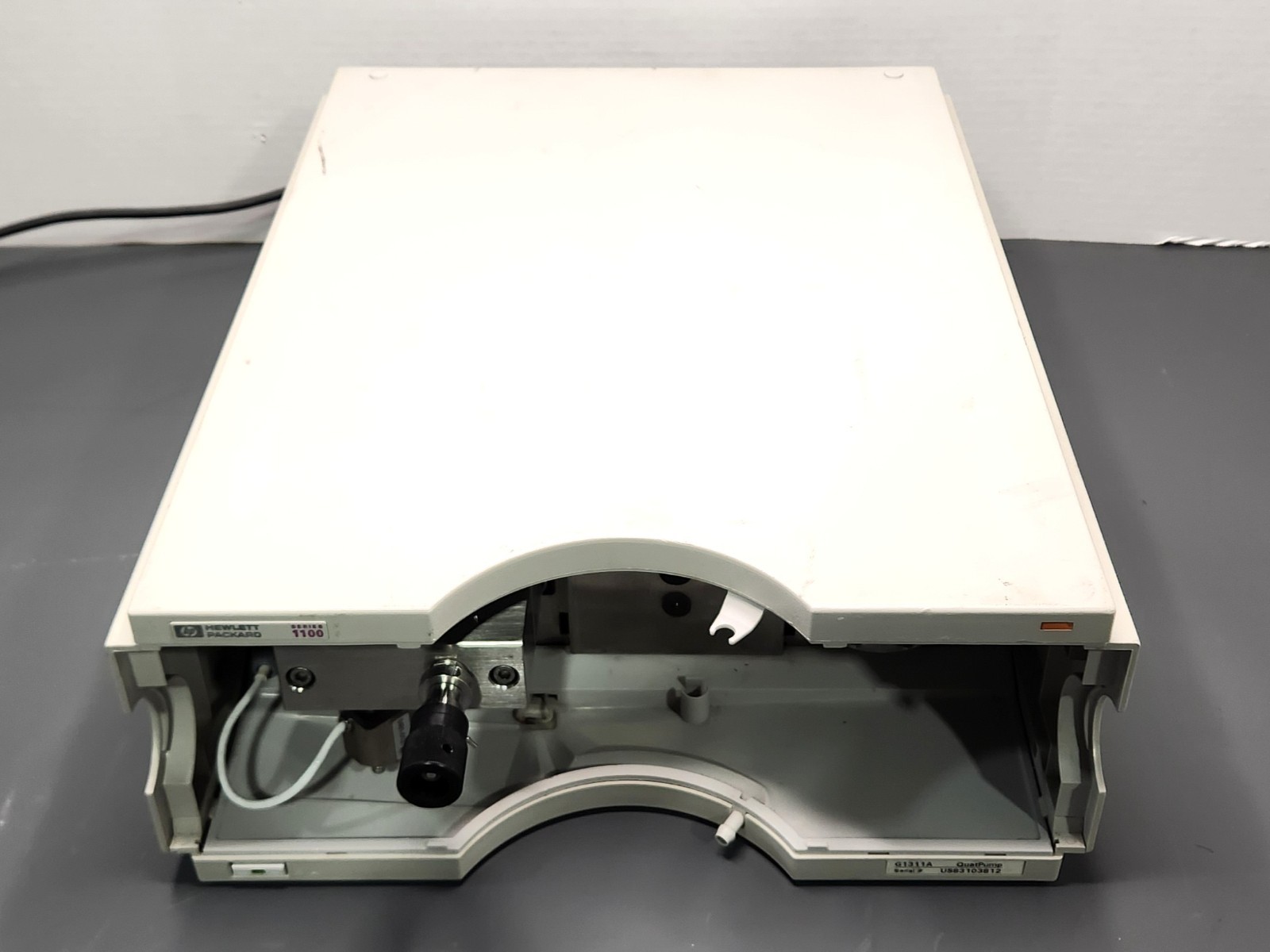 Hewlett Packard G1311A QuatPump Series 1100 HPLC Unit 100-240V AC Power Tested