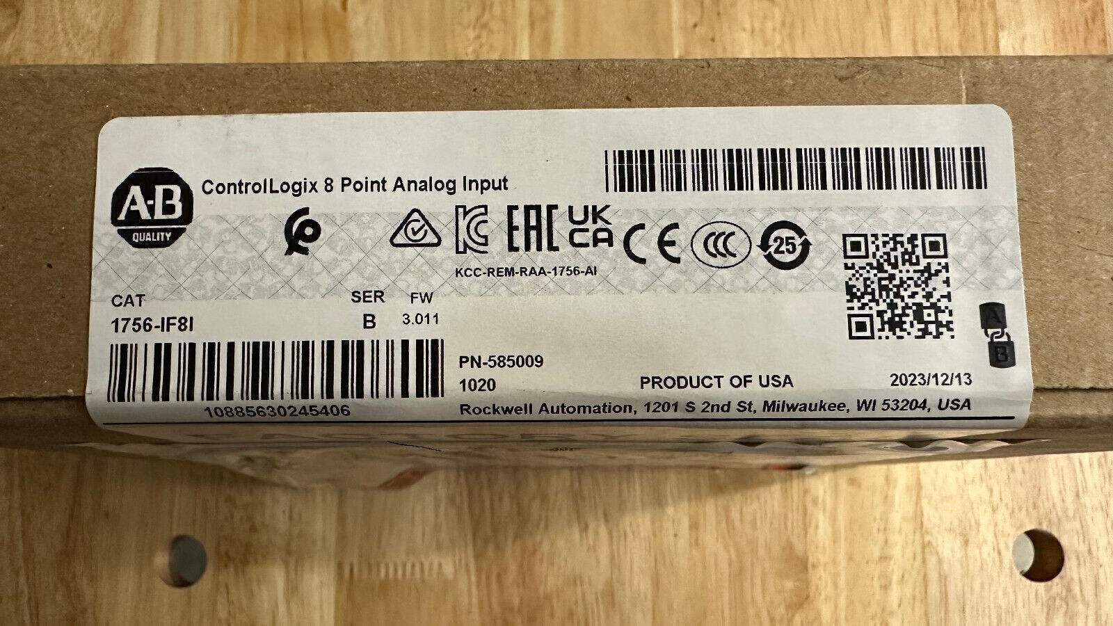 New AB 1756-IF8I /B ControlLogix 8 Point Analog Input Module 12/2023
