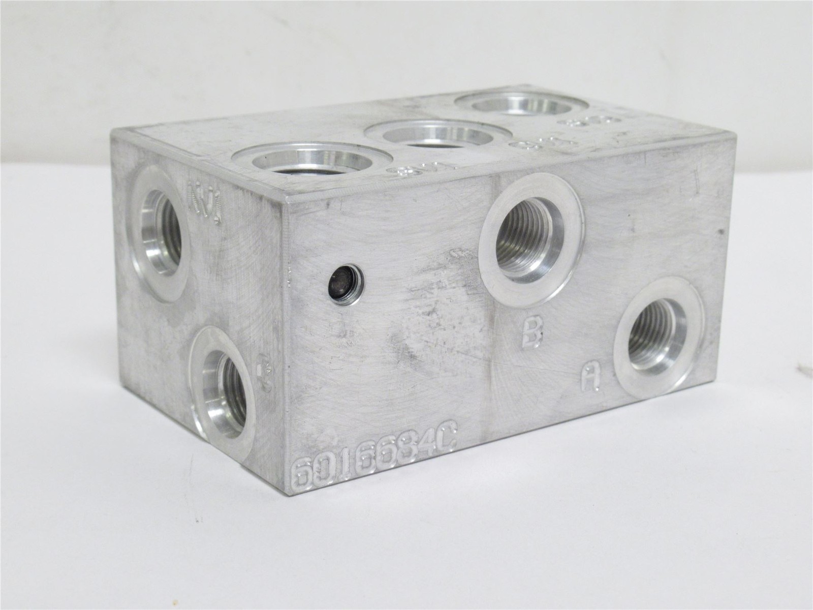 235717 New-No Box; Engineered solutions 6016684C Hydraulic Manifold Block