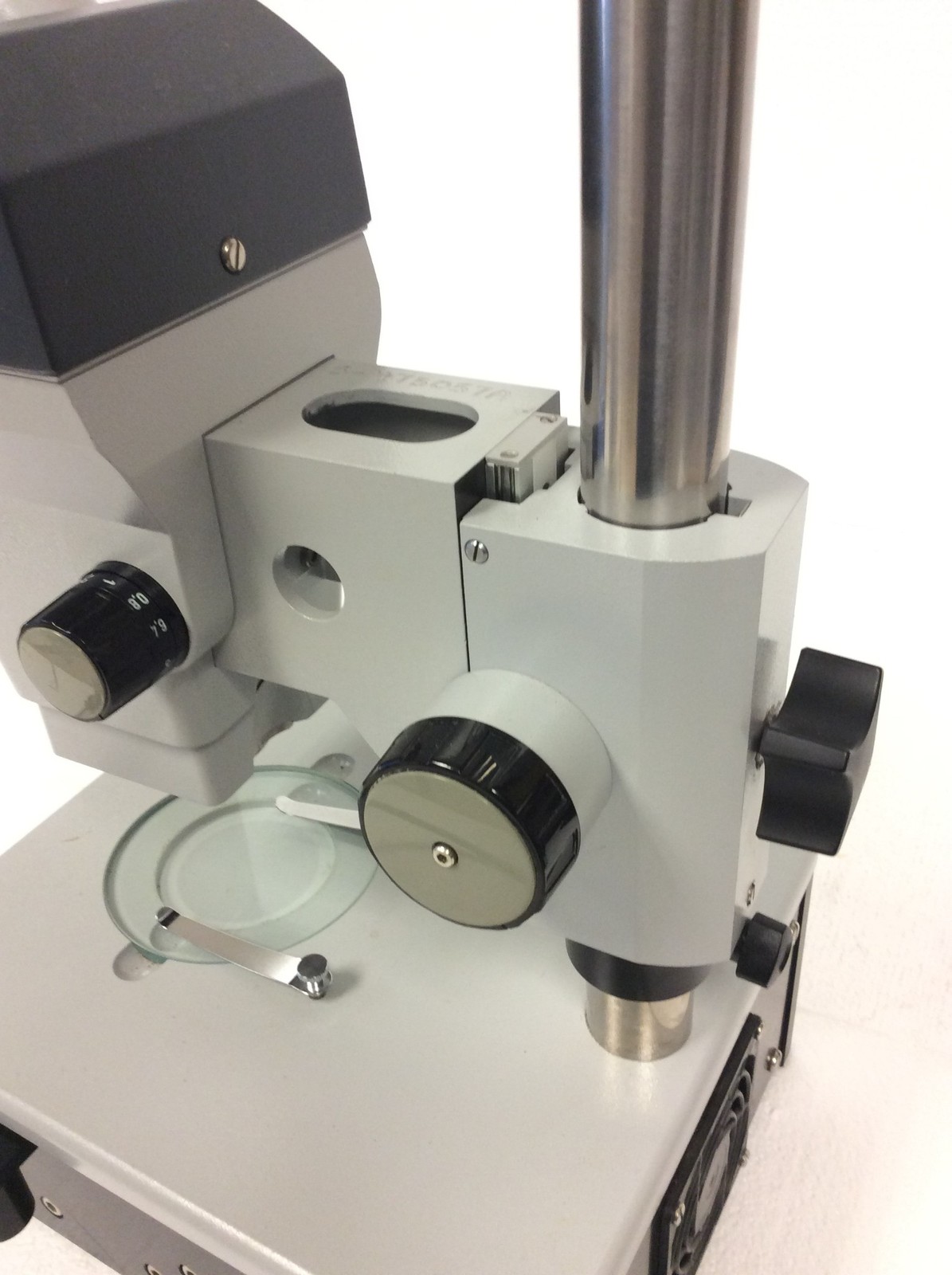 Zeiss Stemi SV8 Stereomicroscope 47 50 63 w/ Light Source, W10x/25 Eyepieces