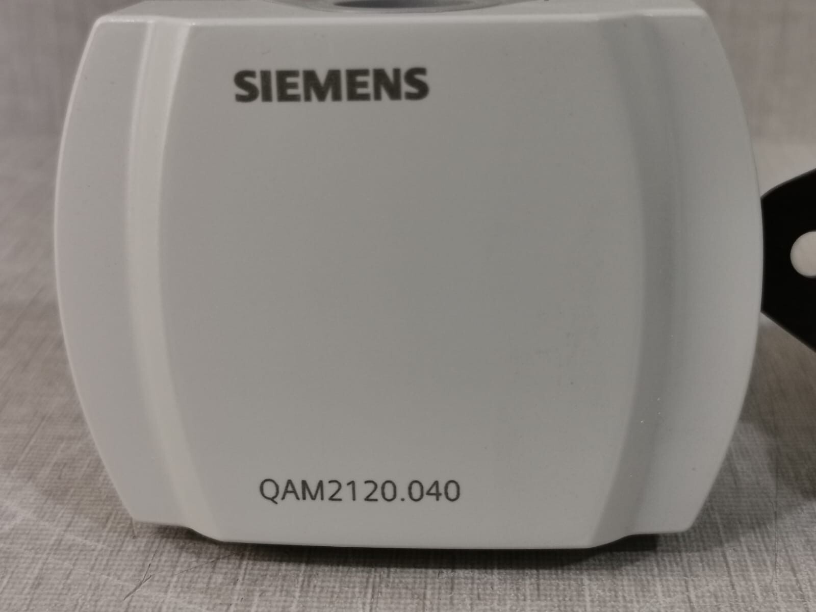 LOT 2 PCS SIEMENS QAM2120.040 Duct Sensor LG – WITH FILTHY BOX