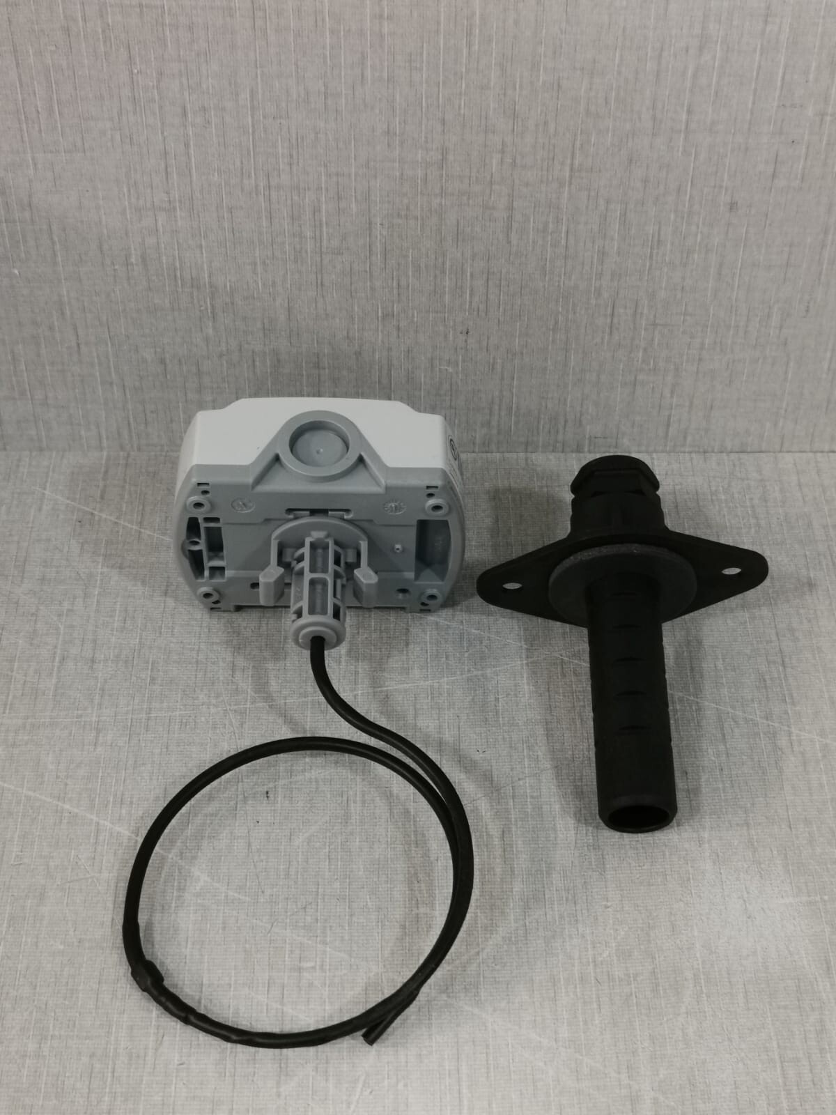 LOT 2 PCS SIEMENS QAM2120.040 Duct Sensor LG – WITH FILTHY BOX